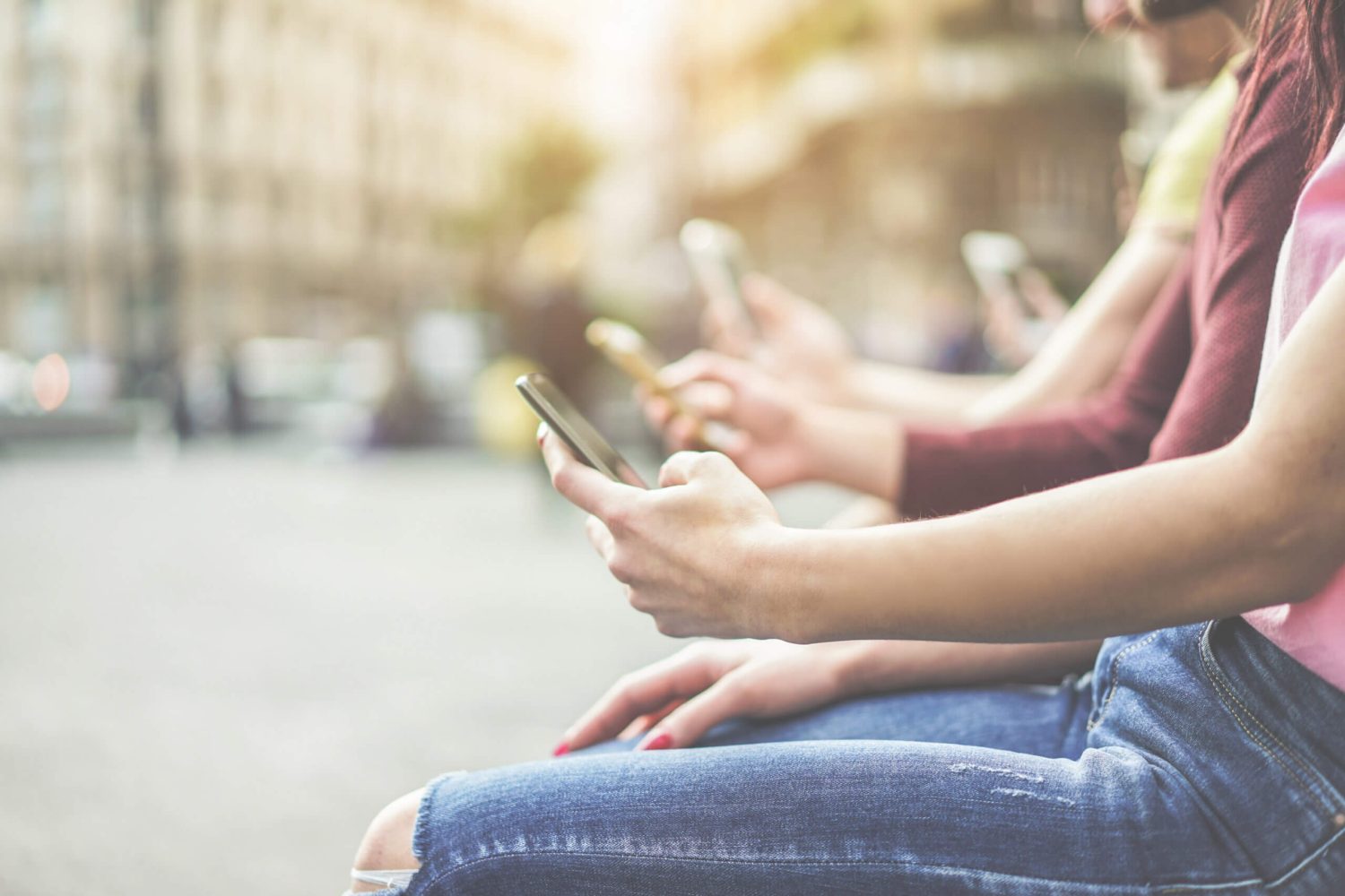 Group,Of,Teenagers,Friends,Watching,Mobile,Phones,In,City,- Mobile First bei der Suchmaschinenoptimierung | Get On Stage GmbH